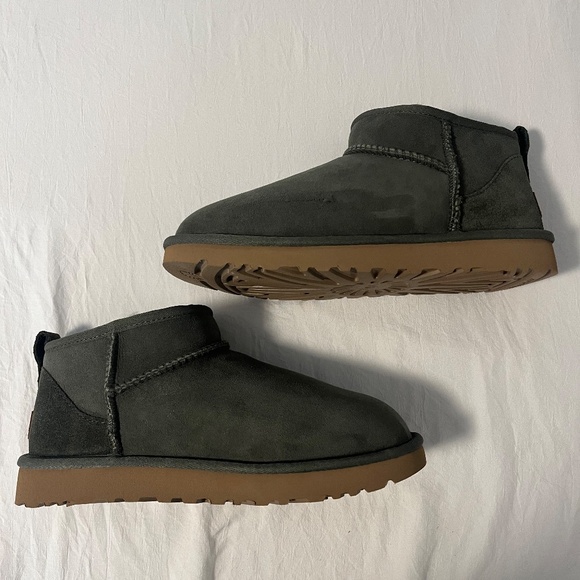 NWT UGG Women's Classic Ultra Mini Boot Size 7 in Green *Damaged - See Photos* - Picture 8 of 11